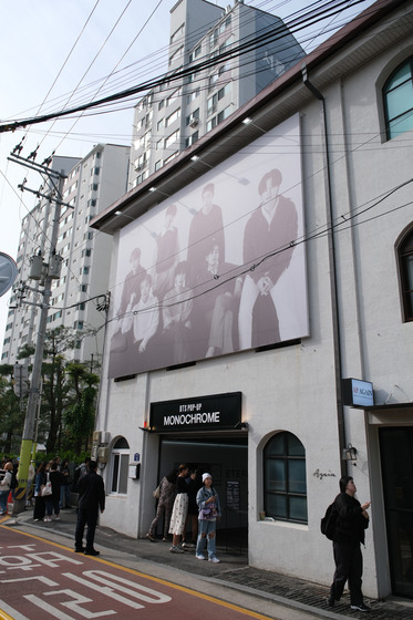 People wait outside BTS's pop-up store ″Monochrome.″ Visitors are required to register on-site before entering the pop-up store. [CHO YONG-JUN]