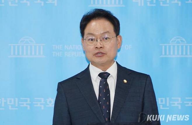 허영 더불어민주당 의원이 26일 국회 소통관에서 기자회견을 열고 강릉 급발진 의심 사과와 관련해 제조물 책임법 개정을 촉구하는 발언을 하고 있다. 사진=박효상 기자 