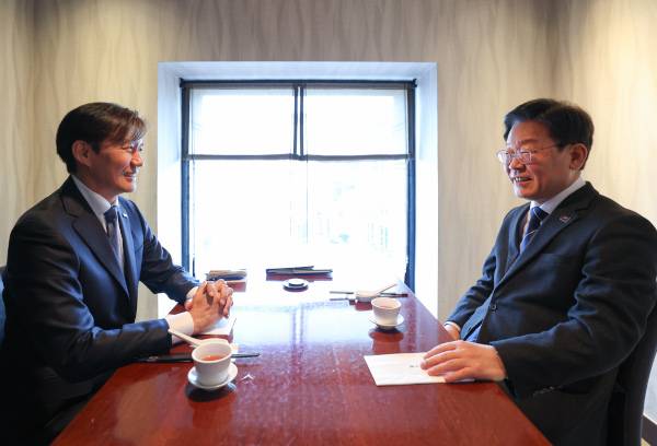 이재명 더불어민주당 대표와 조국 조국혁신당 대표가 25일 서울 여의도의 한 식당에서 만나 만찬을 함께 하기 전 이야기를 나누고 있다. 4·10 총선 이후 두 사람이 만난 건 이번이 처음이다. 더불어민주당 제공