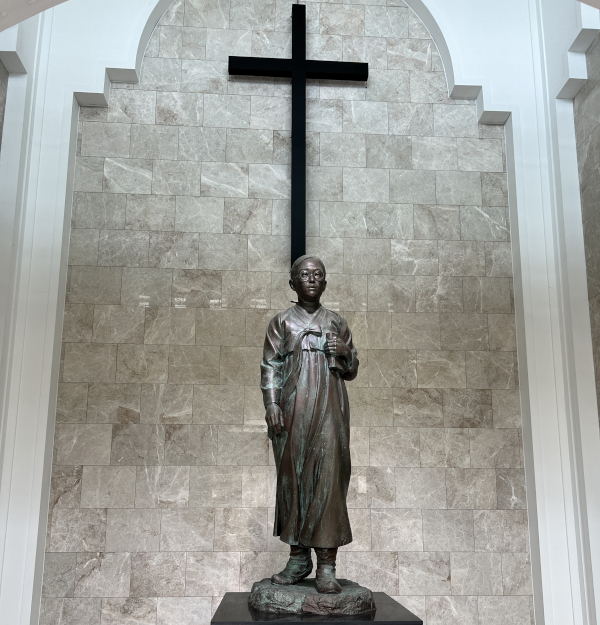 신안군 증도면 문준경전도사순교기념관 1층에 전시된 십자가와 문준경 전도사 동상.