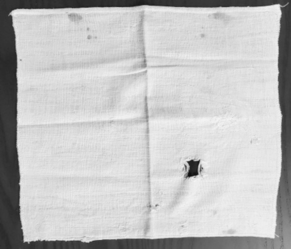 박병근 전도사가 6·25전쟁 중 순교 당시 입고 있던 옷의 일부. 총탄이 뚫고 지나간 흔적이 보인다. 크리스챤서적 제공