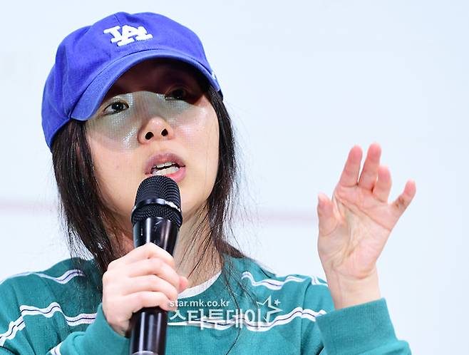 어도어 민희진 대표가 기자회견장에 입고 나온 티셔츠가 완판됐다. [사진출처 = 스타투데이]