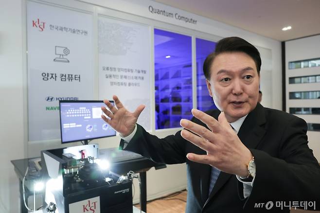 [서울=뉴시스] 윤석열 대통령이 5일 서울 성북구 한국과학기술연구원(KIST)에서 열린 2024년 과학기술인·정보방송통신인 신년인사회를 마친 뒤 KIST 연구동을 방문해 양자 컴퓨팅 관련기술을 참관하고 있다. (사진=대통령실 제공) 2024.01.05. photo@newsis.com *재판매 및 DB 금지 /사진=조수정