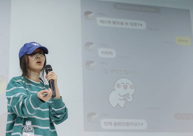 그룹 뉴진스의 소속사 어도어 민희진 대표가 25일 서울 서초구 한국컨퍼런스센터에서 하이브 경영권 탈취 시도와 관련한 배임 의혹에 긴급기자회견을 갖고 방시혁 하이브 의장과 나눈 카톡을 공개하고 있다./사진=뉴스1