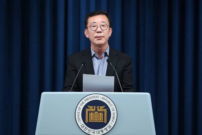 윤석열 대통령과 이재명 더불어민주당대표가 차담을 가질 예정이다. 사진은 26일 용산 대통령실에서 윤석열 대통령과 이재명 더불어민주당 대표의 영수회담 3차 실무회동 결과와 관련해 브리핑을 하고 있는 홍철호 대통령실 정무수석. /사진= 뉴스1