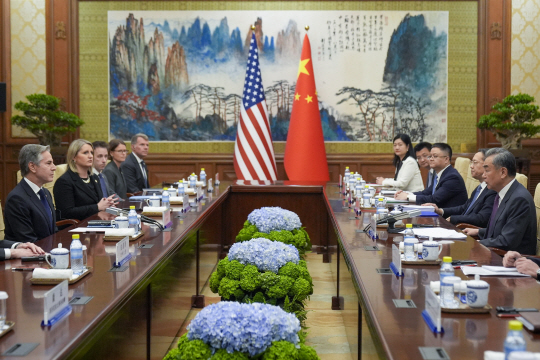 중국을 방문한 토니 블링컨 미국 국무장관(왼쪽 첫번째)이 26일 베이징 댜오위타이 국빈관에서 왕이 중국 외교부장(오른쪽 첫번째)과 회담하고 있다. AP 연합뉴스
