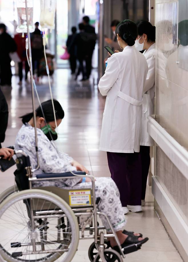 의정 갈등이 이어지고 있는 26일 광주 동구 전남대병원에서 의료진이 대화하고 있다. 전남대 의과대학 교수 비대위는 주 1회 휴진을 결정했다.[연합]