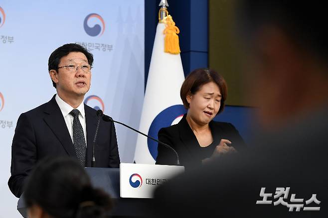 노연홍 의료개혁특별위원장이 25일 정부서울청사 별관에서 제1차 의료개혁특별위원회 회의 주요 결과를 발표하고 있다. 박종민 기자