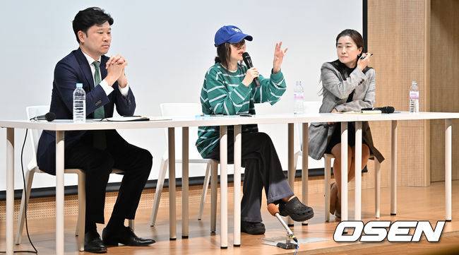 [OSEN=조은정 기자]하이브 산하 레이블 어도어의 대표 민희진이 25일 오후 서울 서초구 한국컨퍼런스센터에서 경영원 탈취 시도 의혹 관련 긴급기자회견을 열었다.앞서 하이브는 민희진 대표가 뉴진스를 데리고 본사로부터 독립하려 한다는 제보를 받아 관련 증거 수집에 나섰다.&nbsp;하이브는 A 씨 등 어도어 경영진이 대외비인 계약서를 유출하고, 하이브가 보유하고 있는 어도어 주식을 팔도록 유도했다는 정황을 포착해 감사권을 발동했으며&nbsp;A 씨가 하이브 내부 정보를 어도어에 넘긴 것으로도 파악했다. 이와 관련,&nbsp;민희진 대표는 공식입장을 통해 '아일릿의 뉴진스 카피 사태'에 문제를 제기하자 하이브로부터 해임 통보를 받은 것이라고 반박했다.민희진 대표가 입장을 발표하고 있다. 2024.04.25 /cej@osen.co.kr