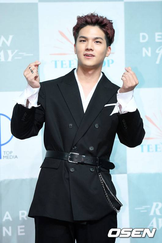 [OSEN=곽영래 기자] 틴탑(TEEN TOP) 미니앨범 'DEAR.N9NE' 쇼케이스가 4일 오후 서울 일지 아트홀에서 진행됐다.틴탑 캡이 포토타임을 갖고 있다. /youngrae@osen.co.kr