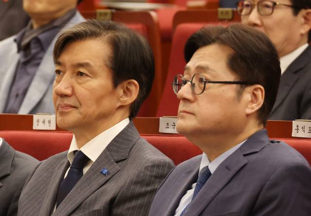 ▲조국혁신당 조국 대표(왼쪽)와 더불어민주당 홍익표 원내대표가 26일 국회도서관에서 열린 4.27 판문점선언 6주년 기념식에 참석해 있다. ⓒ연합뉴스