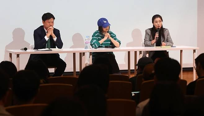 민희진 어도어(ADOR) 대표(사진 가운데)가 25일 오후 서울 서초구 한국컨퍼런스센터에서 열린 긴급 기자회견에 참석한 가운데, 민 대표의 변호사가 발언하고 있다.&nbsp;뉴시스