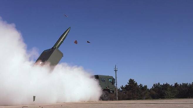 지난&nbsp;24일&nbsp;충남&nbsp;태안&nbsp;국방과학연구소&nbsp;안흥시험장에서&nbsp;진행된&nbsp;시험사격에서&nbsp;폴란드형&nbsp;천무 호마르(HOMAR)-K에서&nbsp;사거리&nbsp;290㎞급&nbsp;유도탄이&nbsp;발사되고&nbsp;있다.&nbsp;한화에어로스페이스&nbsp;제공