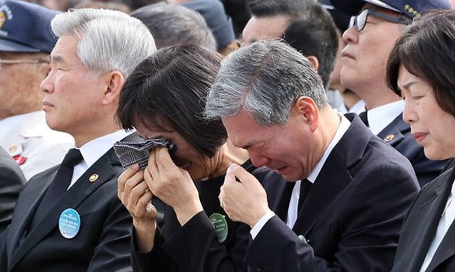 26일 대전시 유성구 국립대전현충원에서 열린 순직의무군경의날 기념식에 참석한 유족 대표가 눈물을 흘리고 있다. 뉴시스