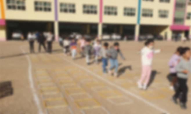 한 초등학교에서 1학년과 6학년 학생들이 운동장에서 체육 활동을 하고 있다. 세계일보 자료사진