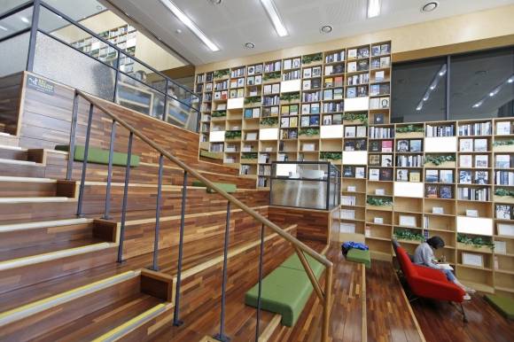 광교푸른숲도서관의 계단식 열람석과 벽장형 서가는 독서의 편의와 사용자의 다양한 욕구를 반영한다.