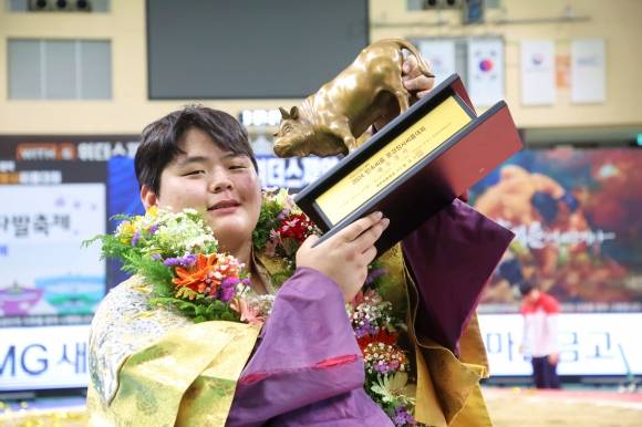김민재가 26일 문경장사씨름대회 백두장사결정전에서 우승한 뒤 황소 트로피를 들어올리고 있다. 대한씨름협회 제공