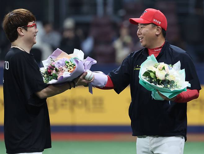 이범호 KIA 감독이 25일 고척 키움전에서 개인 통산 170승을 거둔 양현종에게 꽃다발을 건네고 있다. 연합뉴스