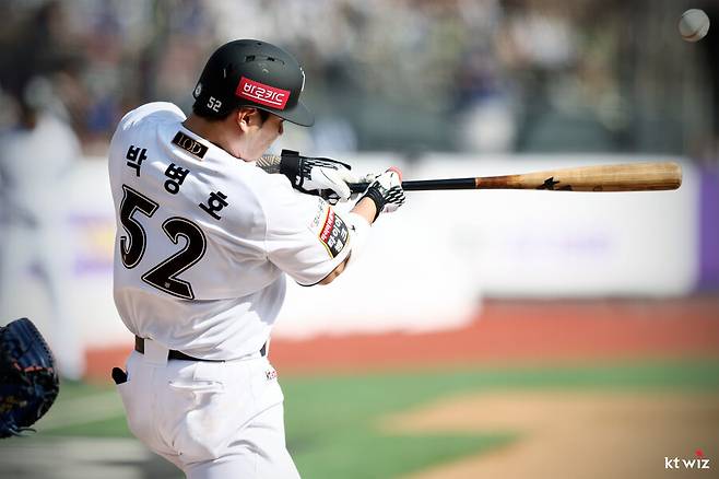 ▲ 박병호는 올해 미스터리한 타격 부진에 시달리고 있다. 25일까지 27경기에서 타율 0.164에 머물렀고, 홈런은 단 하나도 없다. 출루율과 장타율의 합인 OPS는 0.485에 그치고 있다. ⓒkt위즈