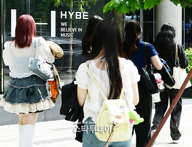 하이브 사옥 앞에서 관광객들이 기념촬영에 나서고 있다. <강영국 기자>