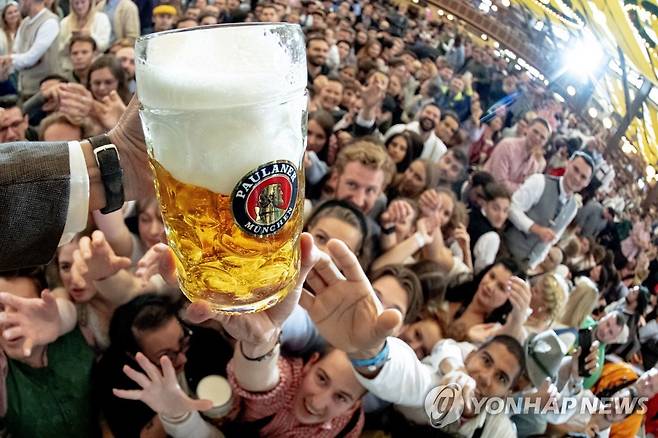 독일 맥주 축제 옥토버페스트에서 맥주에 손뻗는 사람들 [EPA=연합뉴스 자료사진]