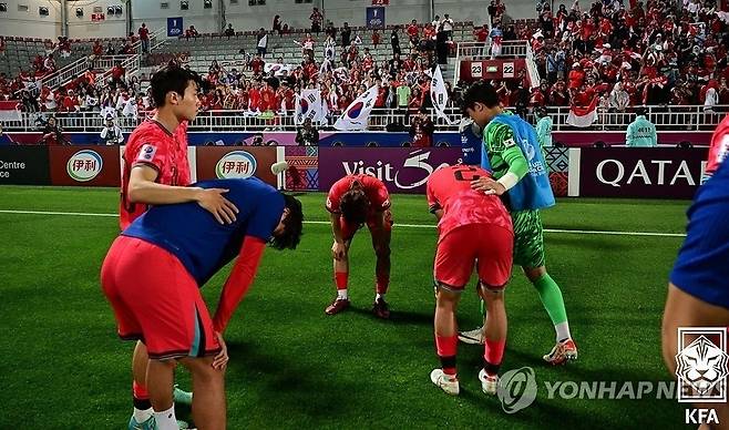 한국축구, 올림픽 본선 10회 연속 진출 실패 (서울=연합뉴스) 26일(한국시간) 카타르 도하 압둘라 빈 칼리파 스타디움에서 열린 2024 아시아축구연맹(AFC) 23세 이하(U-23) 아시안컵 8강 한국과 인도네시아의 경기에서 승부차기 끝에 인도네시아에 패한 선수들이 낙담하고 있다.
    한국은 인도네시아와 2대2로 승부를 가리지 못한 뒤 승부차기에서 10-11로 패했다. 1988년 서울 올림픽부터 매번 본선 무대에 올랐던 한국은 이번 패배로 10회 연속 본선 진출이 무산됐다. 2024.4.26 [대한축구협회 제공. 재판매 및 DB 금지] photo@yna.co.kr