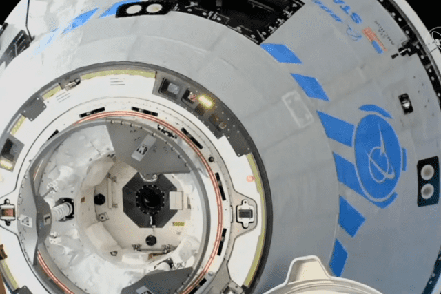 2022년 국제우주정거장에서 본 보잉 스타라이너의 도킹 모습 (사진=NASA TV)