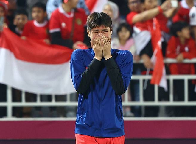 한국 축구 대표팀이 26일 카타르 도하에서 열린 AFC U-23 아시안컵 8강전에서 인도네시아에 승부차기 끝에 패해 올림픽 본선 진출이 좌절되자 한국 스트라이커 이영준이 눈물을 흘리고 있다. 남자 축구마저 탈락하면서 한국은 7월 파리 올림픽에 1976년 이후 가장 적은 150여 명 선수를 보내게 됐다./뉴시스