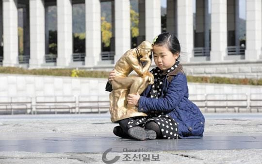초대 우승자이자 역대 최연소 우승자인 김지명양이 로댕의 생각하는 사람을 본뜬 트로피를 안고 멍한 표정을 짓고 있다.