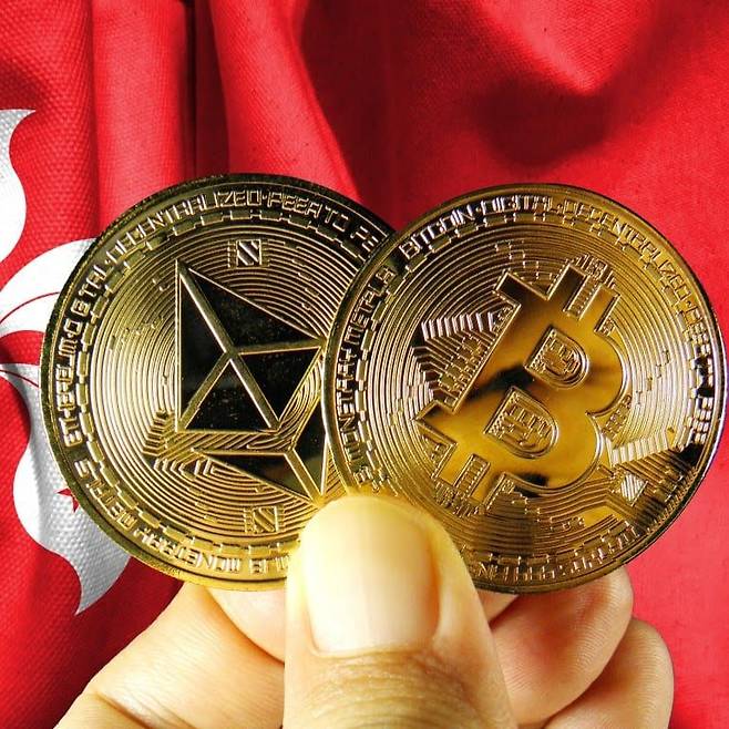 홍콩 증권선물위원회(SFC)는 지난 15일(현지시각) 비트코인과 이더리움을 기초자산으로 하는 현물 상장지수펀드(ETF)의 발행과 매매를 승인했다. 홍콩의 두 가상자산 현물 ETF 거래 승인은 아시아 최초 결정이다. /사우스차이나모닝포스트