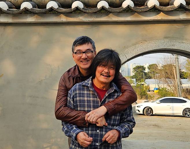 ‘우리는 한 몸. 평생 인연입니다.’ 역대급 시청률을 기록했던 대하드라마 〈야인시대〉의 인기 중심에 서 있던 시라소니(조상구 
분.아래)와 문영철(장세진 분)은 40년 지기 절친한 형, 동생이다. 서로 없으면 못 산다, 이 한 마디로 둘의 관계가 정리된다.
 하남=유재영 기자 elegant@donga.com