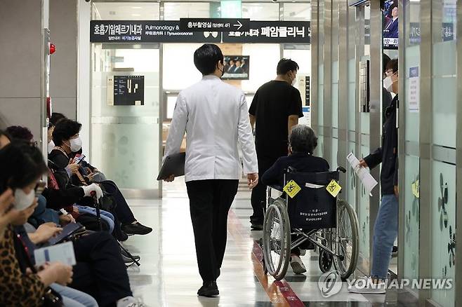 주 1회 외래진료 휴진을 시작한 26일 오전 대전 충남대병원에 환자와 보호자들이 진료를 대기하고 있다. /사진=연합뉴스