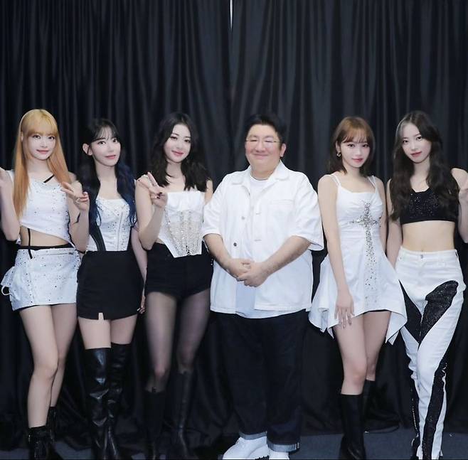 방시혁 하이브 의장과 하이브 산하 레이블 쏘스뮤직 소속 걸그룹 르세라핌 /사진=방시혁 하이브 의장 인스타그램 캡처