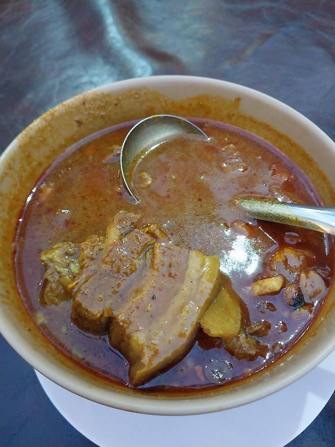 카레 맛이 나는 태국식 돼지고기 요리 '헝 레이'