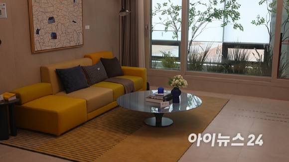 '계양 롯데캐슬 파크시티' 84A㎡ 유니트 거실 [사진=이수현 기자]