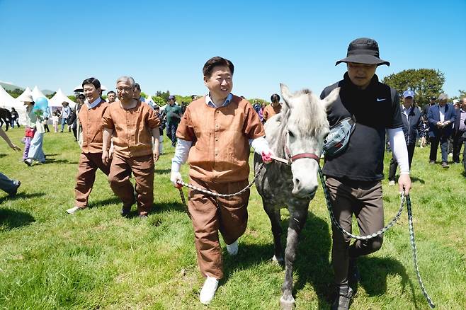 2024년 제1회 제주마 입목 및 문화축제에 참여한 오영훈 지사가 말을 끌고 가는 모습 (사진, 제주자치도)