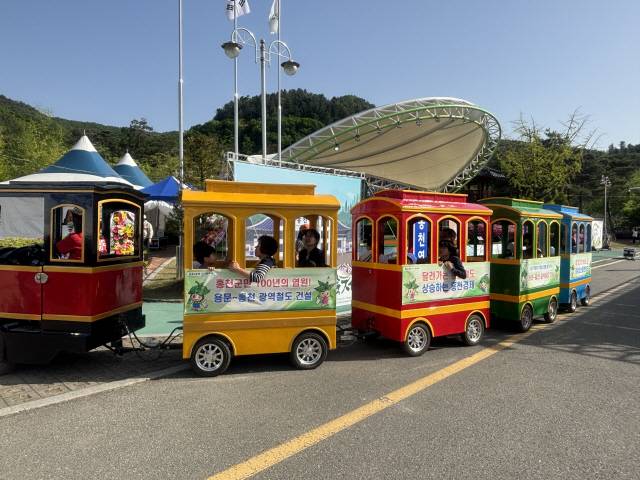 ▲ 강원n홍천 산나물 축제가 26~28일간 홍천 토리숲에서 열리는 가운데 용문~홍천 철도 조기착공을 기원하는 기차투어에 많은 방문객들이 참여하고 있다.