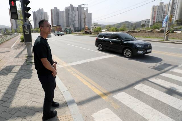 재연 시험이 진행된 지난 19일 도현군의 아버지 이상훈씨가 진행 과정을 지켜보며 착잡한 표정을 짓고 있다. 연합뉴스