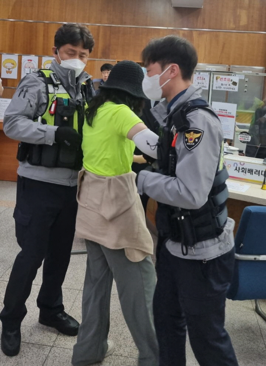 서울 도봉구청 민원실에서 악성민원 대응 경찰합동 모의훈련이 진행되고 있다. 도봉구 제공