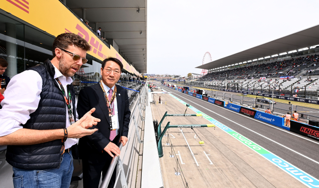 스테파노 도미니칼리 F1 CEO와 유정복 인천시장의 일본F1 경기장 회동