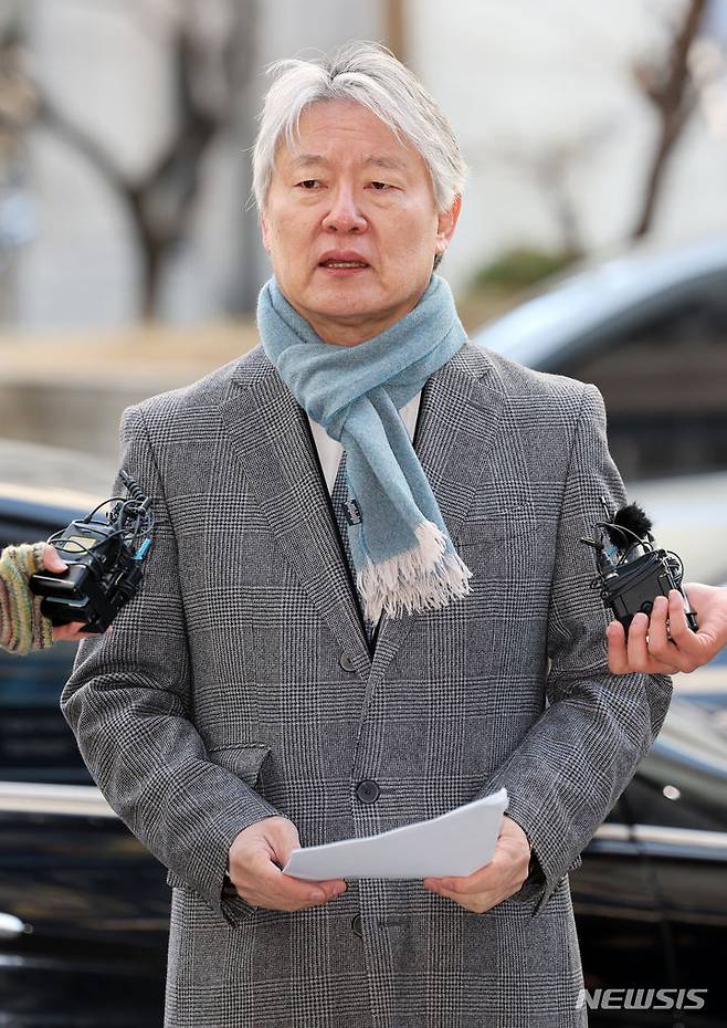 [서울=뉴시스] 조성우 기자 = 전공의 집단사직에 관여했다는 혐의를 받는 노환규 전 대한의사협회장이 9일 오전 서울 마포구 서울경찰청 광역수사단에 출석하기 전 입장을 밝히고 있다. 2024.03.09. xconfind@newsis.com