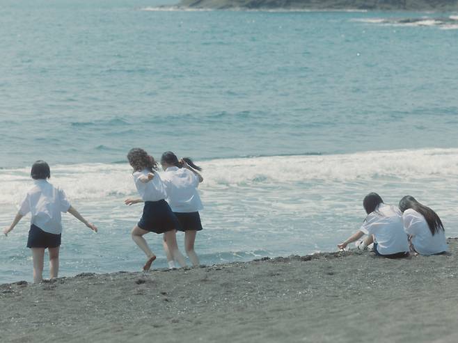 뉴진스 뮤비 '버블 검' 어도어 제공