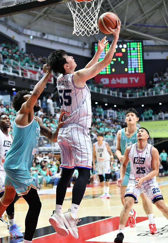 골밑슛을 노리는 KCC 송교창. KBL