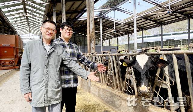 충북 보은에서 스마트축사를 운영하는 강희동 송죽목장 대표(오른쪽)가 김성열 NH농협은행 농업금융부 차장(컨설턴트)과 함께 환하게 웃고 있다. 강 대표는 김 차장의 컨설팅을 받으며 2021년 이 축사를 건립했다.