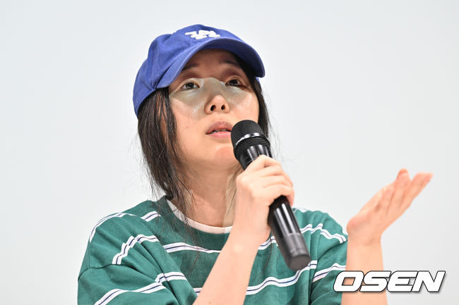 [OSEN=조은정 기자]하이브 산하 레이블 어도어의 대표 민희진이 25일 오후 서울 서초구 한국컨퍼런스센터에서 경영원 탈취 시도 의혹 관련 긴급기자회견을 열었다.앞서 하이브는 민희진 대표가 뉴진스를 데리고 본사로부터 독립하려 한다는 제보를 받아 관련 증거 수집에 나섰다. 하이브는 A 씨 등 어도어 경영진이 대외비인 계약서를 유출하고, 하이브가 보유하고 있는 어도어 주식을 팔도록 유도했다는 정황을 포착해 감사권을 발동했으며 A 씨가 하이브 내부 정보를 어도어에 넘긴 것으로도 파악했다. 이와 관련, 민희진 대표는 공식입장을 통해 '아일릿의 뉴진스 카피 사태'에 문제를 제기하자 하이브로부터 해임 통보를 받은 것이라고 반박했다.민희진 대표가 입장을 발표하고 있다. 2024.04.25 /cej@osen.co.kr