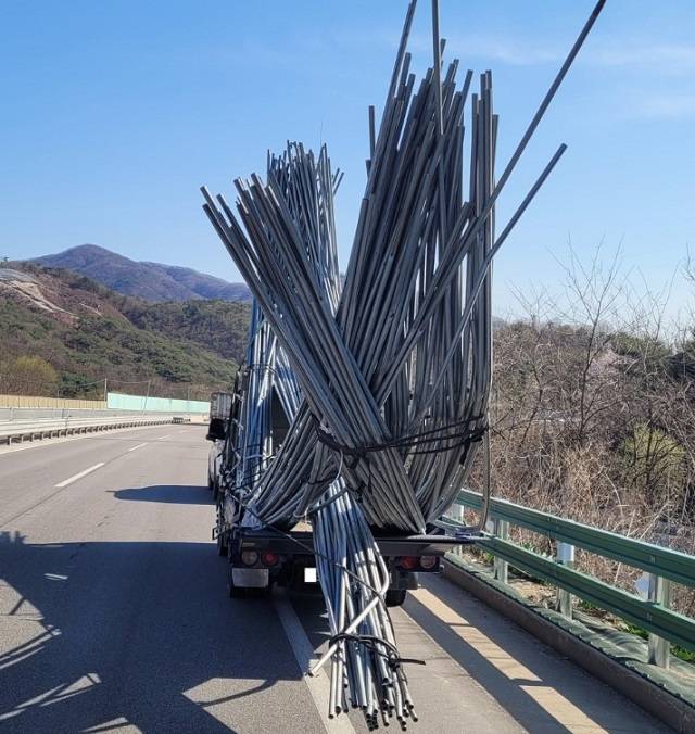 경찰에 적발된 과적 화물차. 경찰청 인스타그램 캡처