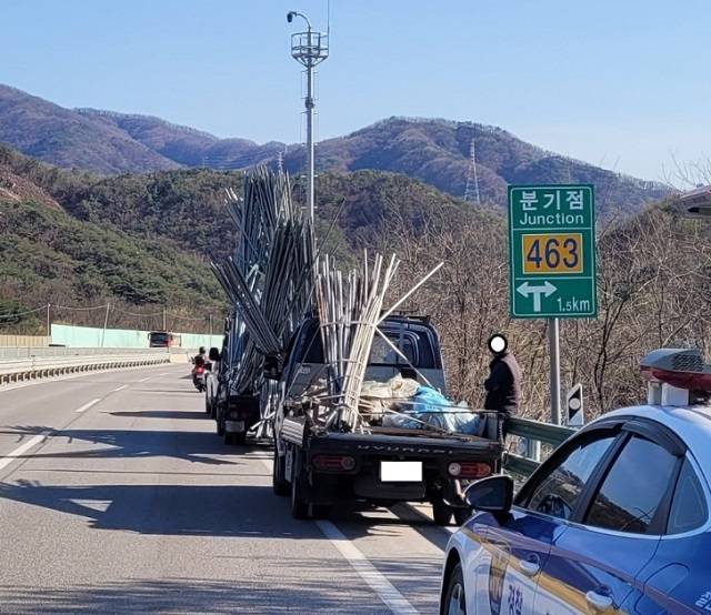 경찰에 적발된 과적 화물차. 경찰청 인스타그램 캡처