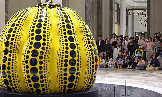 인천 파라다이스시티 로비 중앙이자 3개의 윙이 만나는 지점인 와우존에서 방문객들이 그레이트 자이언틱 펌킨 앞에서 펼쳐지는 가면무도회 공연을 관람하고 있다.