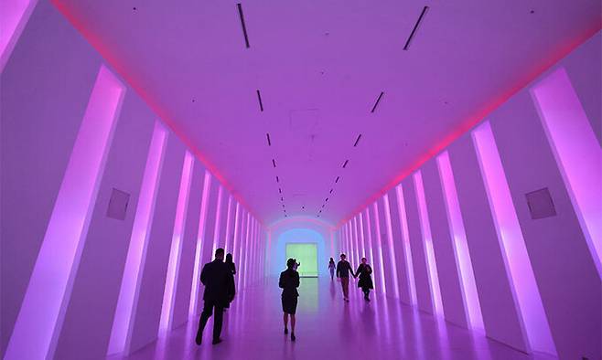 메인 호텔과 플라자 사이를 잇는 통로 역할을 하는 ‘파라다이스 워크’의 모습.