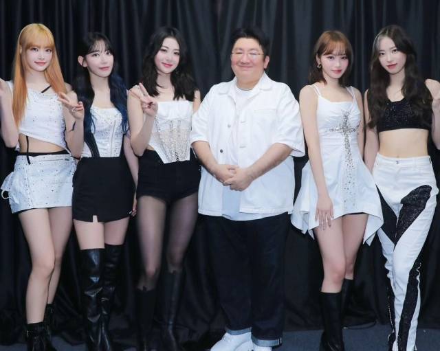 방시혁 대표와 걸그룹 르 세라핌. 사진=방시혁 인스타그램